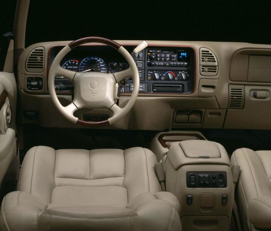  Cadillac Escalade 1999 года  (фото 2 из 40)